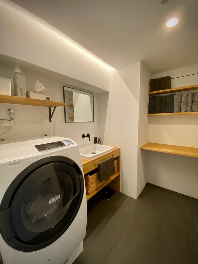 お気に入りの造作洗面台。作業台もあり使い勝手が良いです。