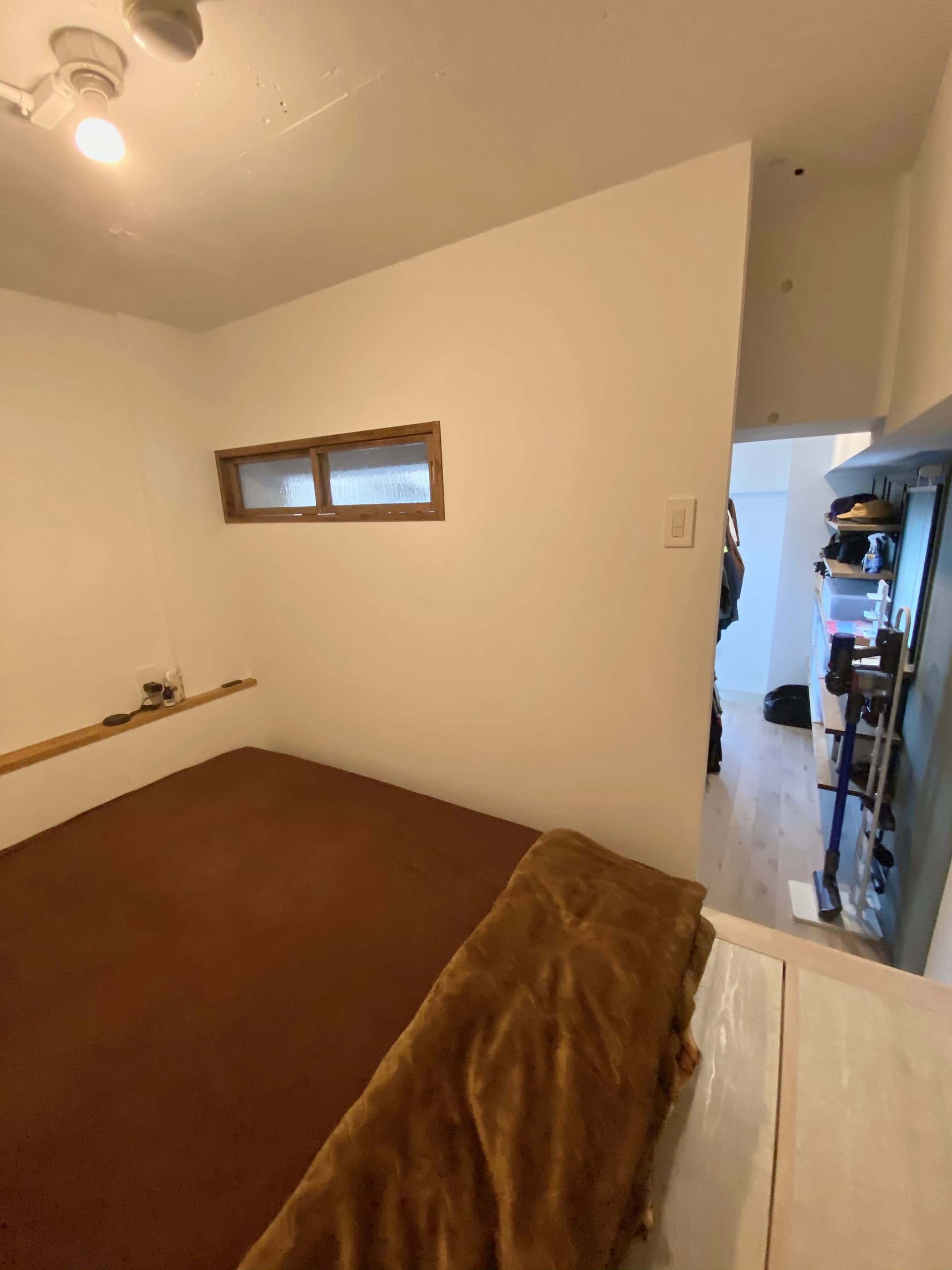 寝室はクイーンサイズベットがちょうど入るサイズ。床下収納があり、たっぷり収納できます。
小物がおけるニッチもついてます。