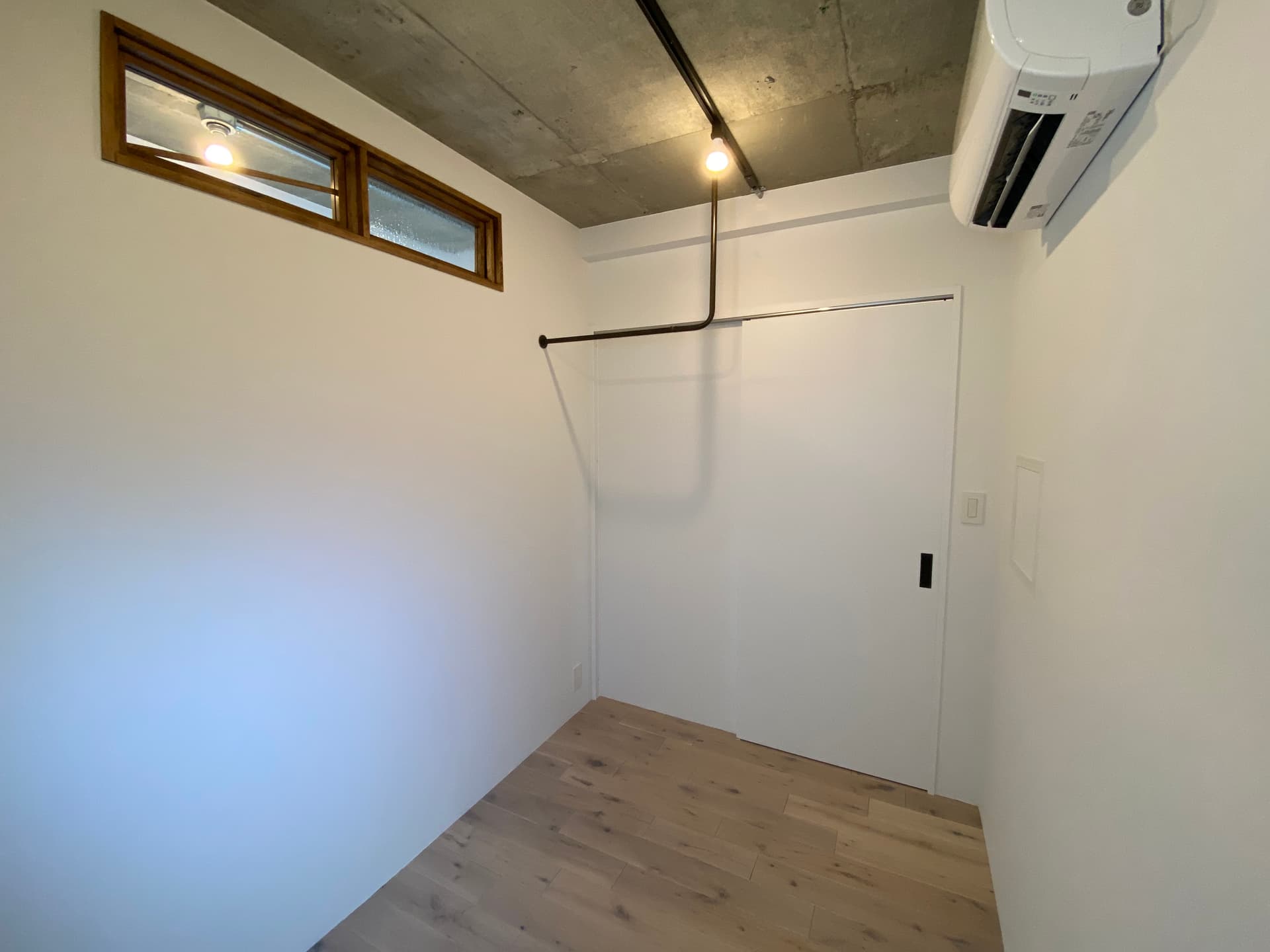 別アングルの子供部屋や仕事部屋。
アイアンパイプがついており、来客時のコート掛けにも。