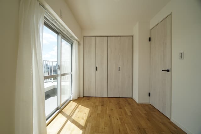 東向きの寝室にもルーフバルコニーがあり、こちらはスカイツリーや池袋のビル群を見ることができます。