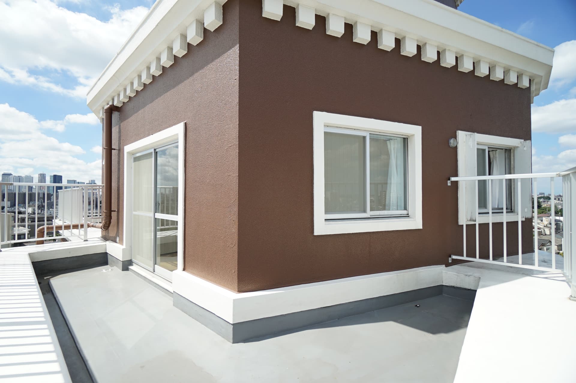 新しいマンションにはない、このチョコレートのようなレトロな外観もお気に入りです。数年前に大規模修繕工事と耐震補強工事が行われており、外壁や防水塗料もきれいです。