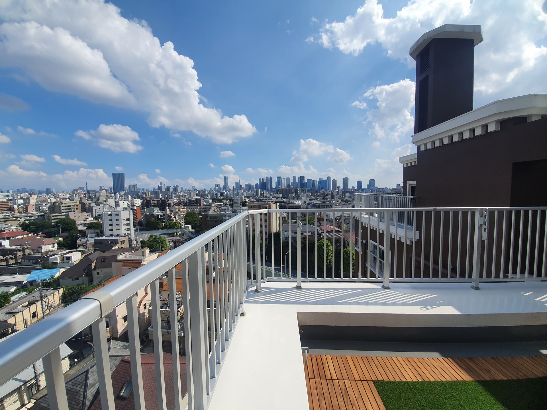 ルーフバルコニーが2つあり、ソファで寛ぎながら新宿のビル群やスカイツリー、東京タワー、六本木ヒルズなどがぐるっと見渡せます。