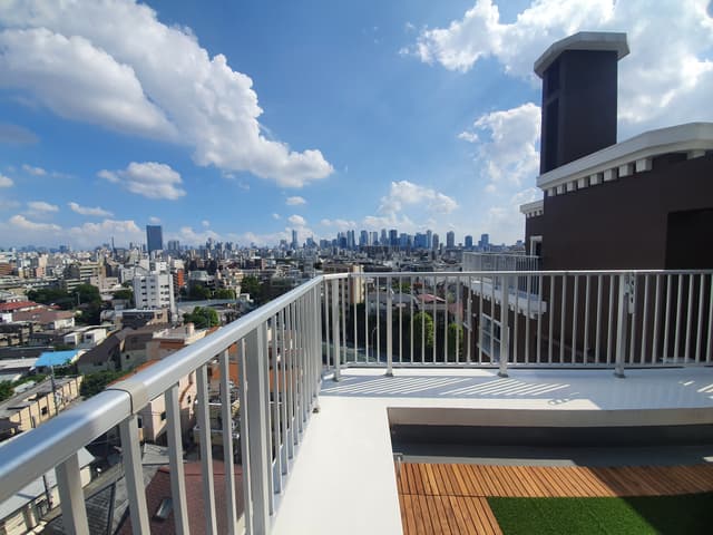 ルーフバルコニーが2つあり、ソファで寛ぎながら新宿のビル群やスカイツリー、東京タワー、六本木ヒルズなどがぐるっと見渡せます。
