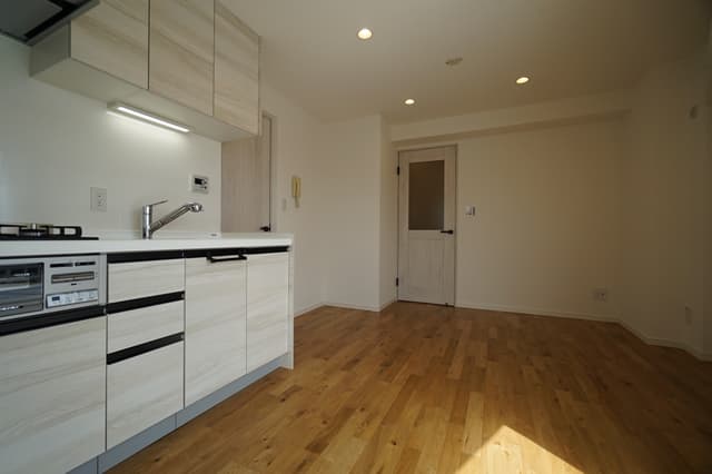 リビングはややコンパクトですが、日差しがたっぷり入るのがお気に入りです。昼間に電気をつけることはほぼありません。