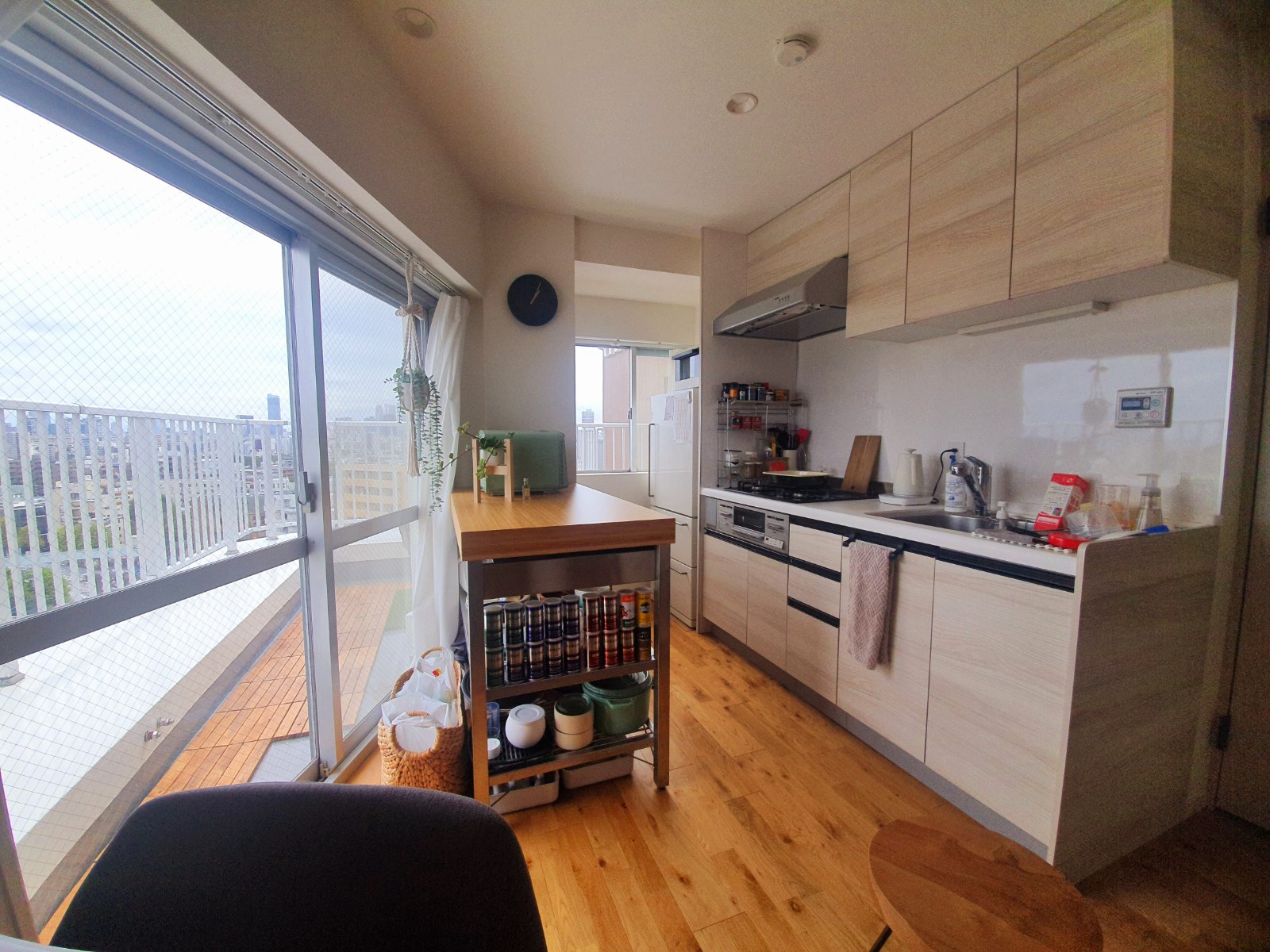 コンパクトなキッチンですが、景色が抜けているので開放感があります。