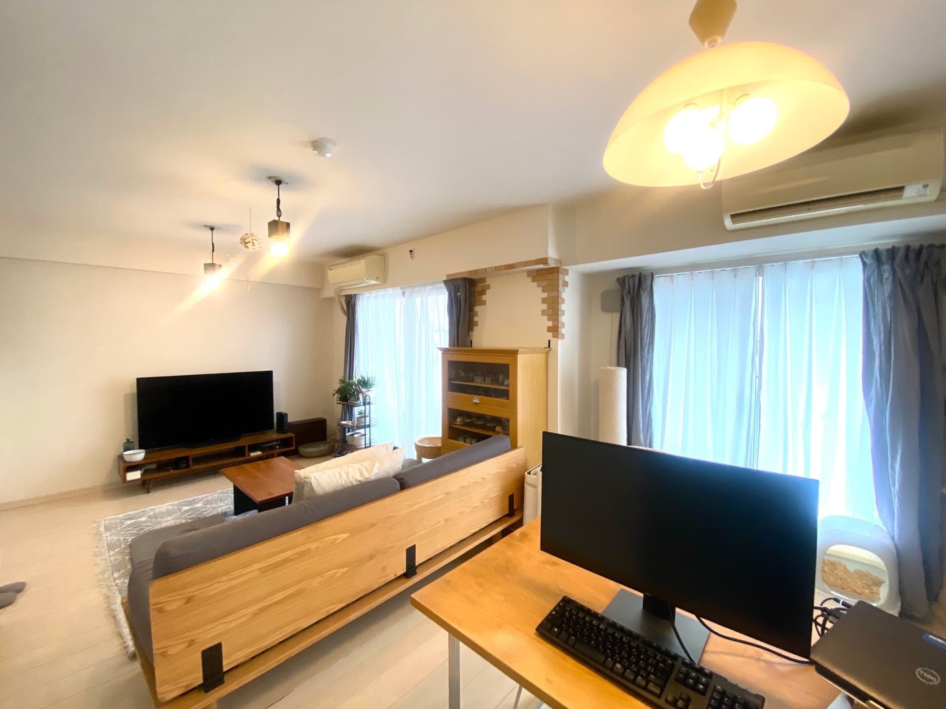 在宅オフィススペースからダイニングスペースを眺めた様子です。

真南向きの窓ですが、ベランダの奥行きが広いので、太陽の位置が高い夏には直射日光が部屋に差し込むことはありません。逆に太陽の位置が低くなる冬は穏やかな日差しが差します。

ダイニングデテーブルを部屋の真ん中に置いて仕事しています。オンライン会議の時には頭上からライトが当たることになり写りが良いです。

マンション自体がJCOMとフレッツ光、NURO光が対応しています。どれを選んでも在宅業務の通信速度にストレスを感じません。