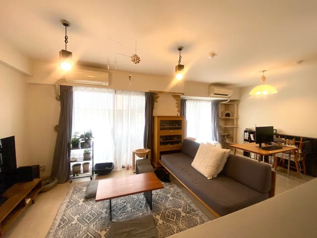 キッチンからリビングダイニングを眺めた感じです。

新築時にはLDと南向きの部屋だったスペースを、壁を取り払って大きなLDとしました。

現在はLDをソファで仕切り、Lを在宅勤務のスペースにしています。

週末には友人を招き、即興料理を披露してもらったり、大型テレビで映画を観ながらおしゃべりをします。

リビングには床下暖房が入ります。