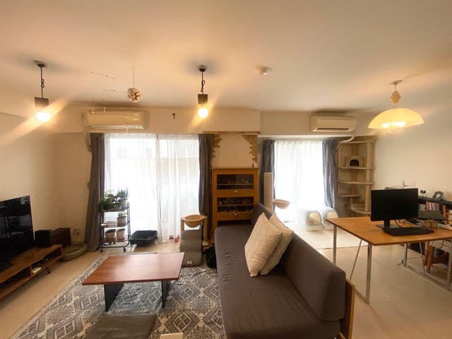 天井はあまり高くありません。

低い家具でまとめると圧迫感がなくて落ち着くと思います。