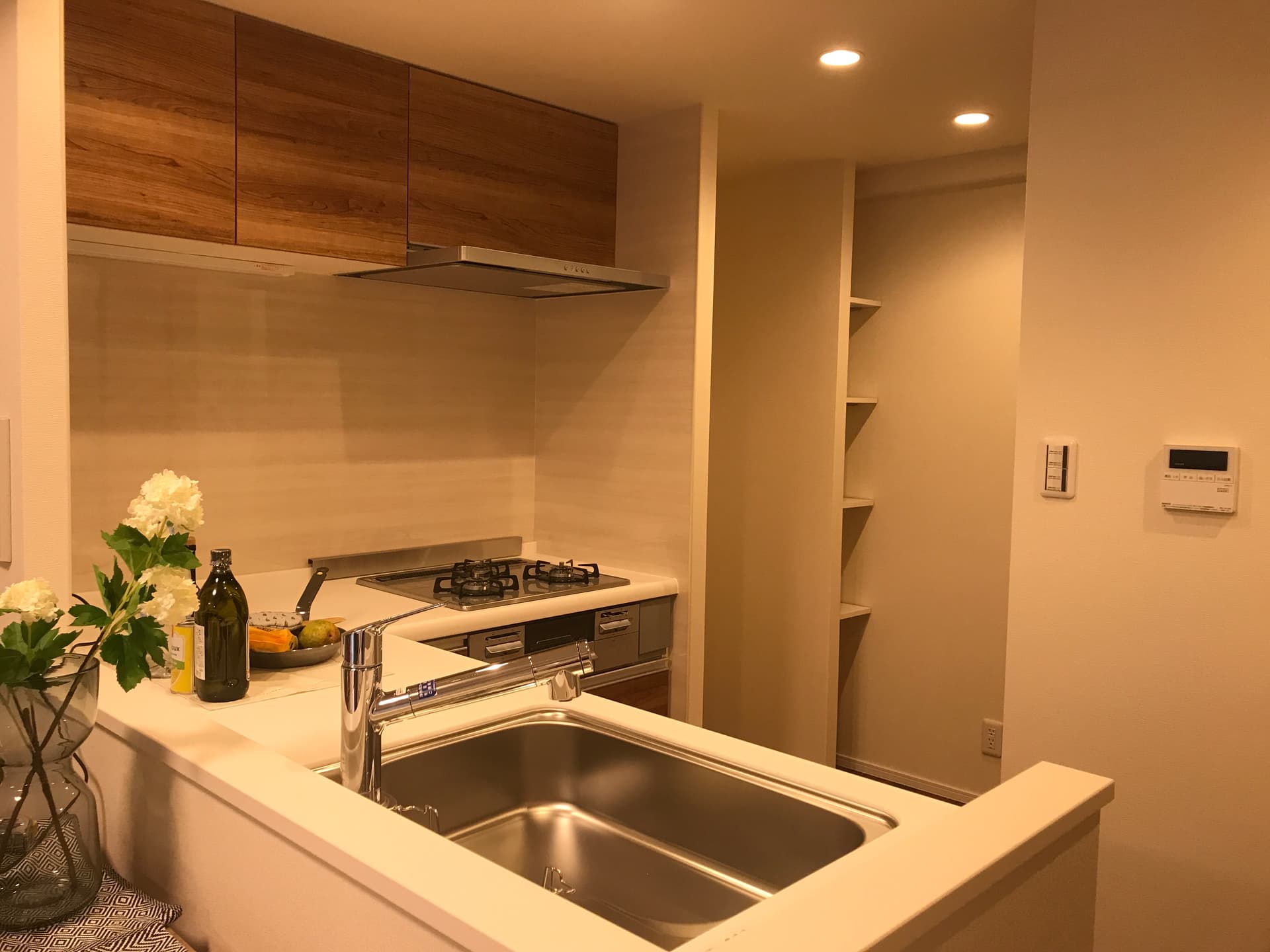 L字型のシステムキッチン。リビングが見渡せ、開放感があります。