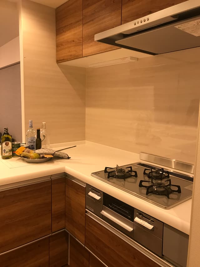 L字型のシステムキッチン。リビングが見渡せ、開放感があります。