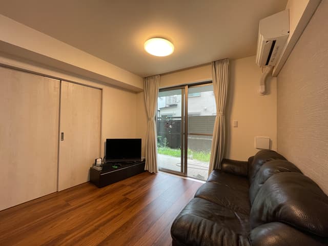 リビングダイニング
庭の先は人通りがないためとても静かです。
シンクがあるため手入れもしやすくなっています。