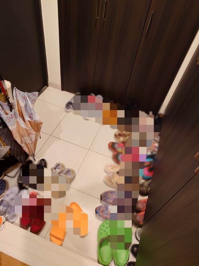 玄関も広い。
床部分は人造大理石。

入口(写真左)を入ってくると、広大な下足スペース。
写真奥は高さ190cm幅120cmのシューズクローゼット、写真右は高さ100cm幅120cmの同じくシューズクローゼット。