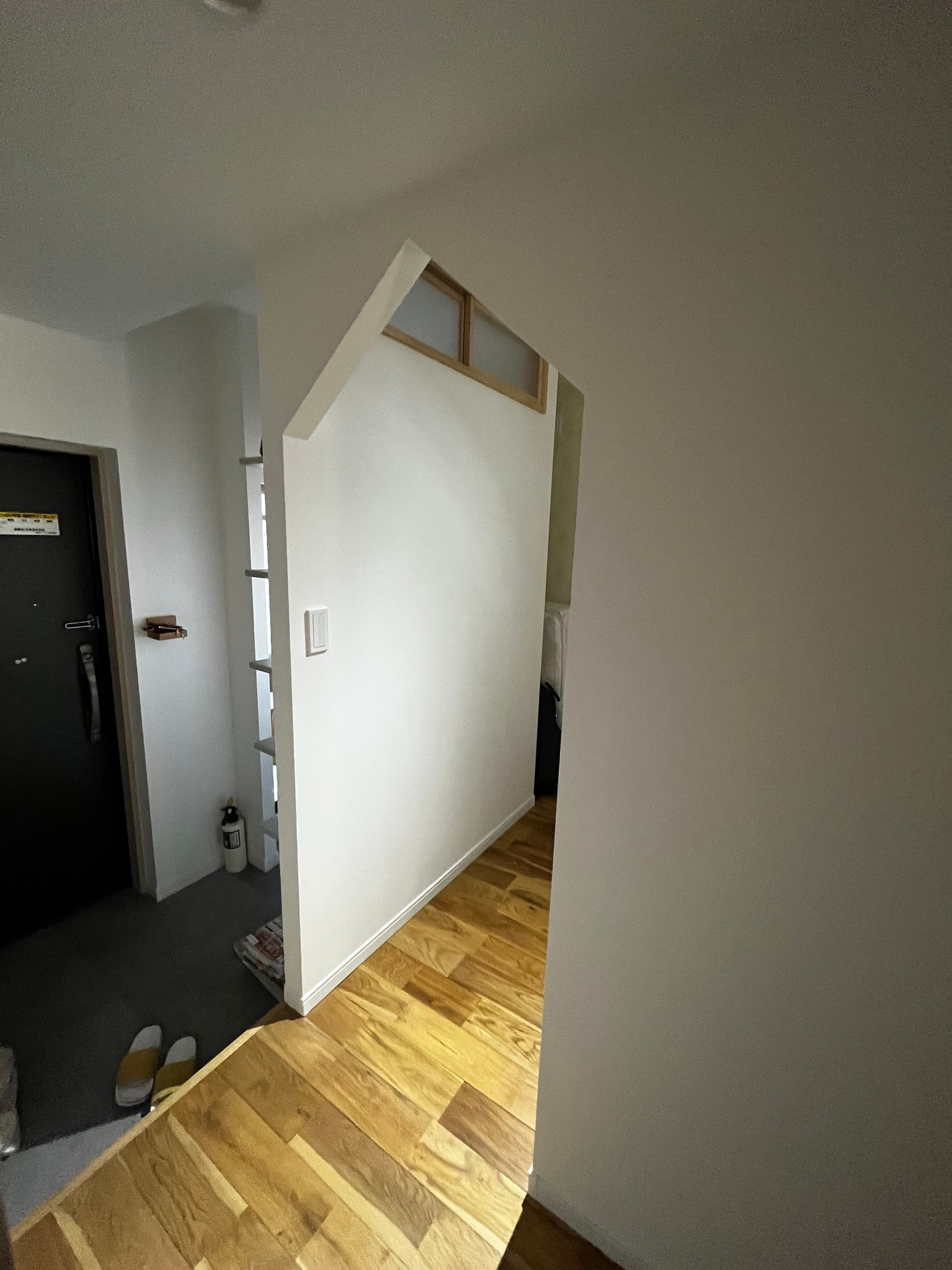 玄関横のウォークインクローゼット。
屋根型の入り口と、土間から明かりを取り込む室内窓に拘りました。