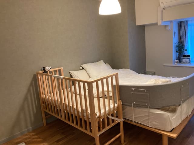 寝室。
奥側の壁紙をアクセントで色味を変えています。
ダブルベッドと子供用のベッドを置けるように設定しています。