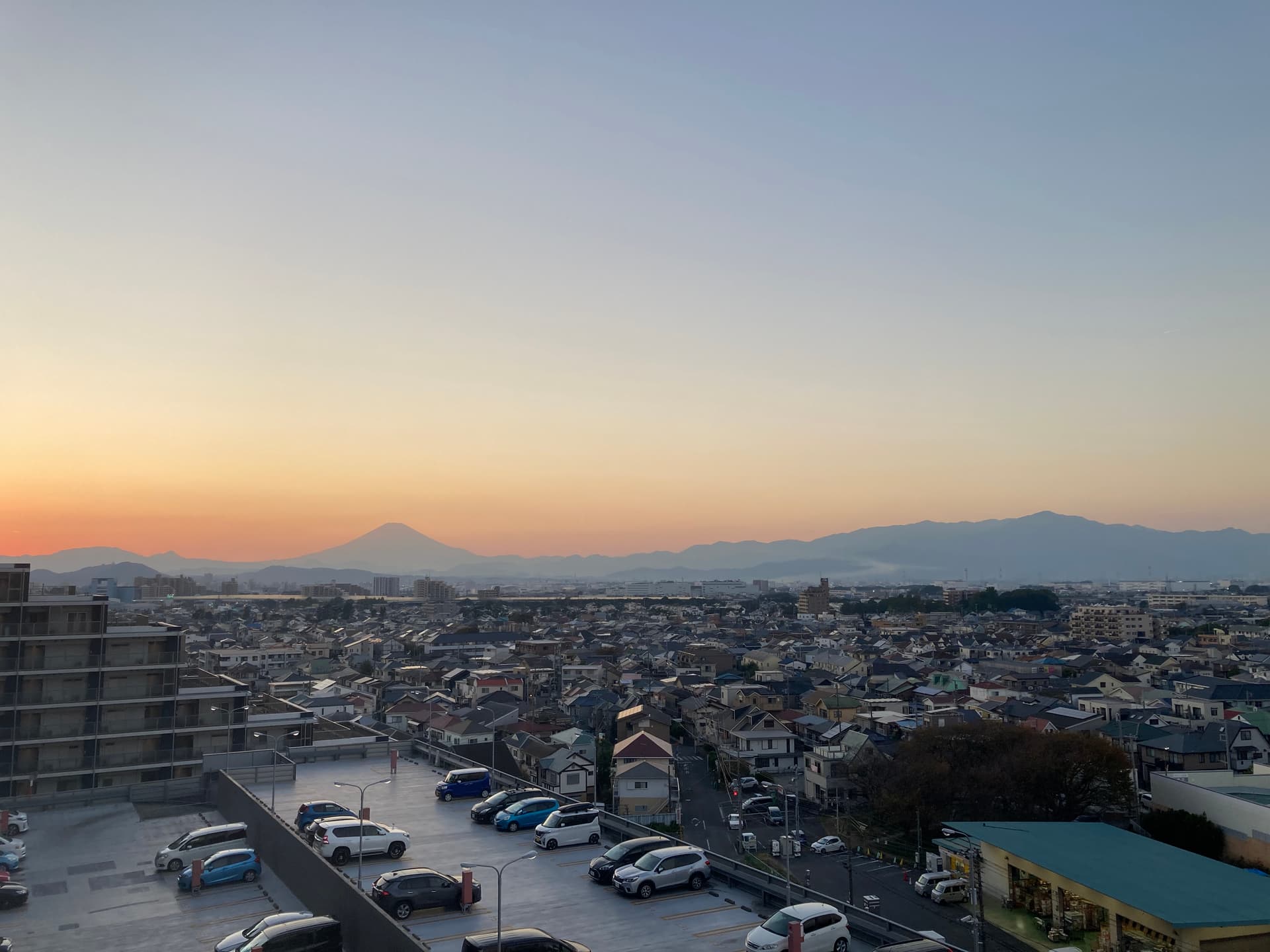 玄関廊下からの眺めです。
西向きのため夕焼けに染まる富士山を見ることができます。
西向きの2部屋の窓からも同様の景色が見えます。