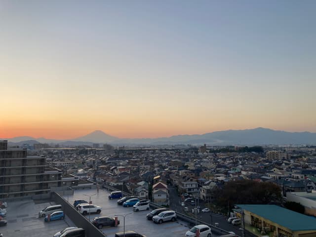 玄関廊下からの眺めです。
西向きのため夕焼けに染まる富士山を見ることができます。
西向きの2部屋の窓からも同様の景色が見えます。