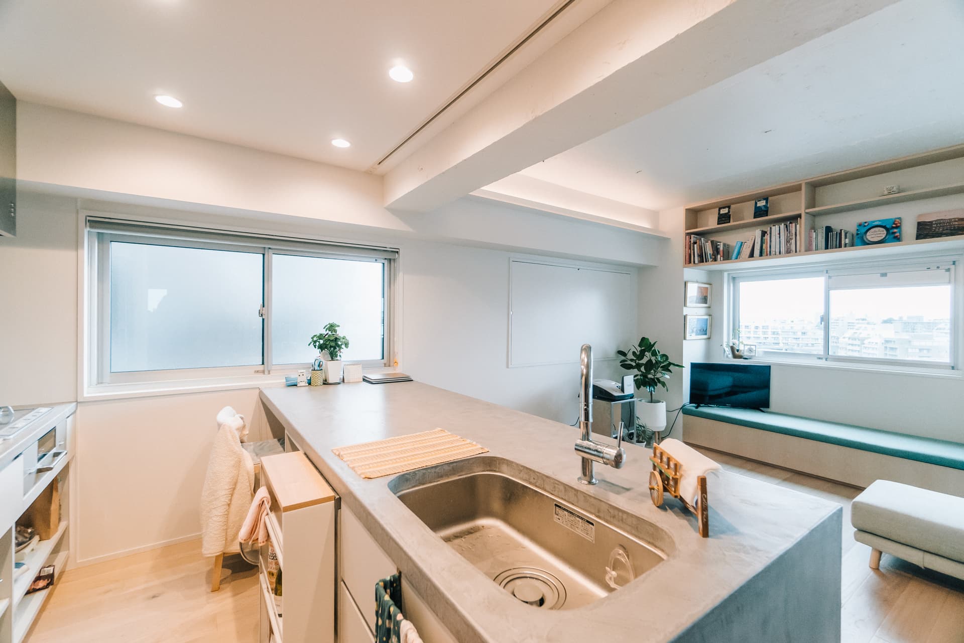 何より台所が広く開放的で大変使いやすいです。テレワーク用のテーブルにもなります。