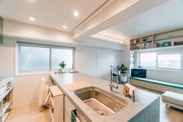 何より台所が広く開放的で大変使いやすいです。テレワーク用のテーブルにもなります。