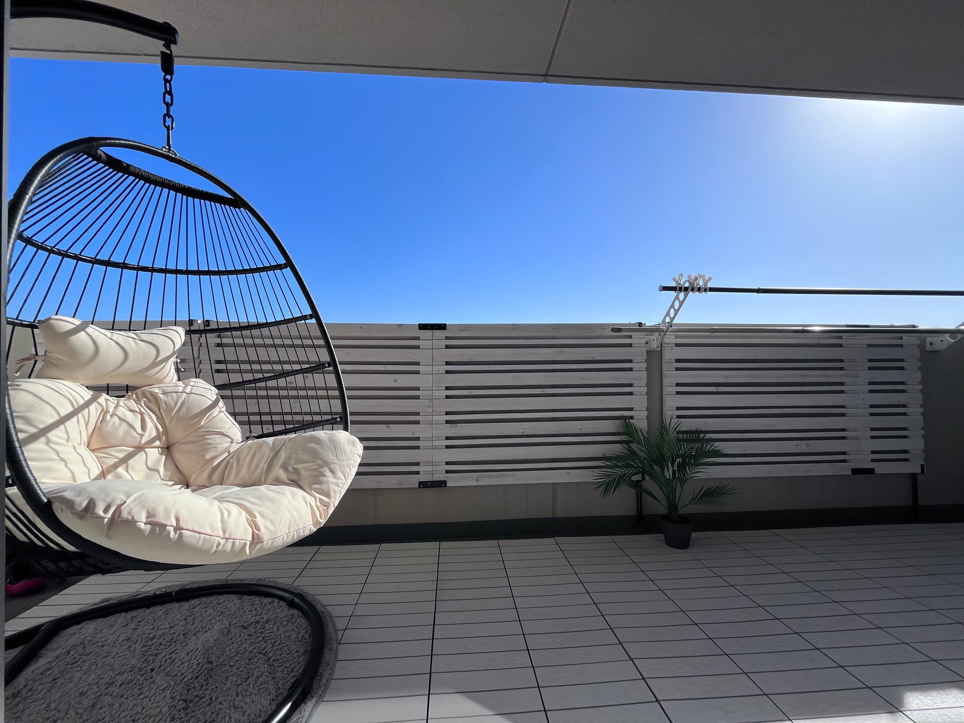 ベランダ。お天気の良い日はこの青空を独り占め！
ワイドスパンで夏にはプールを出して子ども達がのびのびと遊べる空間です。