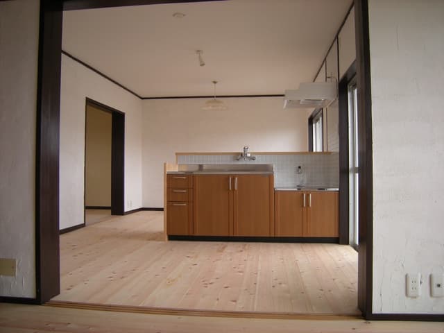南側の部屋から。こちらにもテレビのアンテナ端子があります。左奥は北側なので冬は少し寒いです。襖は外して撮影しています。