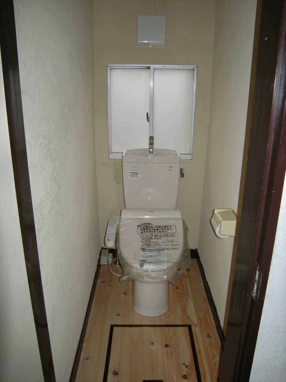 トイレ。タオルをかけるフックは壁に付けました。棚はありません。