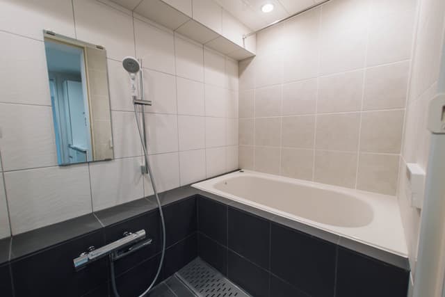 お風呂は在来工法のような浴室となっています。サイズは1317で比較的広々と使えます。浴室乾燥機能付きです。秀和シリーズはバルコニーに洗濯物を干せないので重宝します。