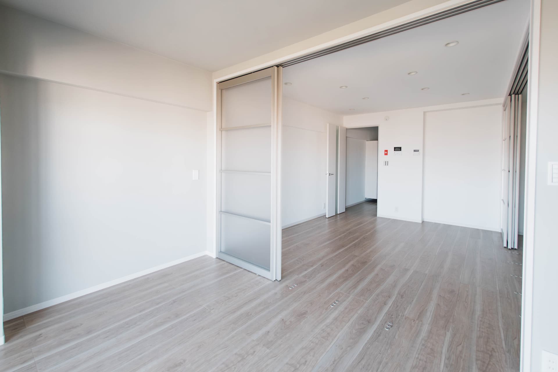 部屋全体を奥の洋室から見た写真です。