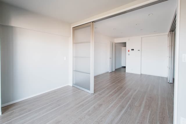 部屋全体を奥の洋室から見た写真です。