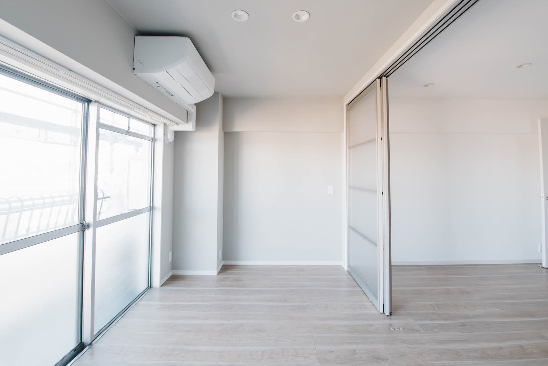 奥の洋室の反対側です。この部屋にベッドとワークスペースを設置する予定です。