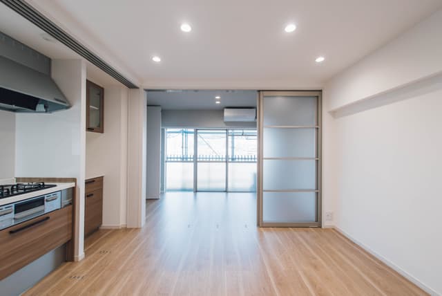 部屋全体。家具搬入前の写真です。奥のバルコニーから光がよく入る部屋です。現在大規模修繕中ですがバルコニーを遮る大きな建物もなく眺望は良好です◎