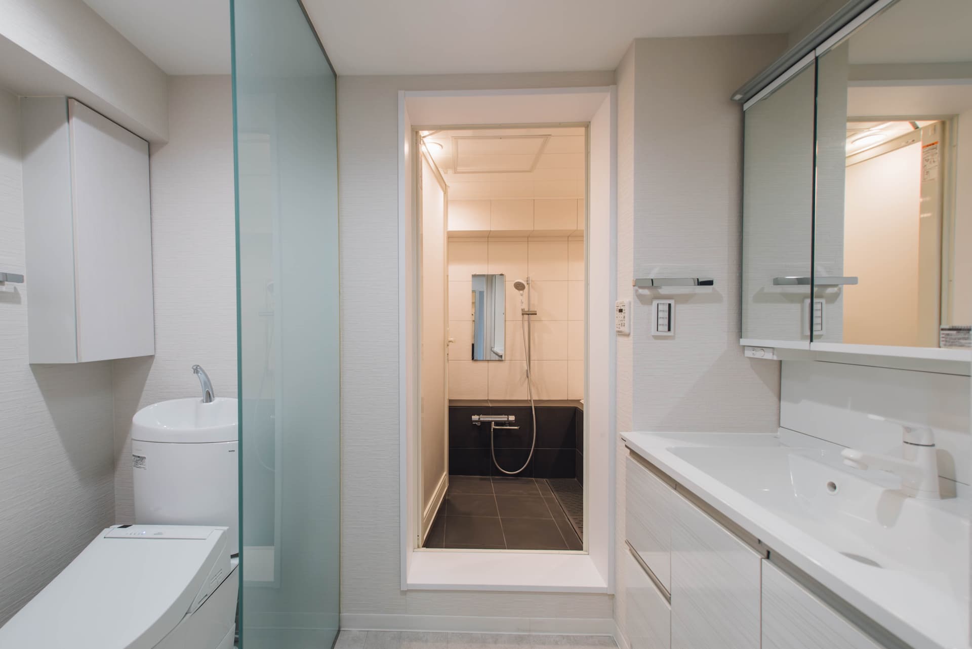 洗面台とトイレとお風呂が一体型となっています。トイレを区切るパーテーションが磨りガラスになっていてかわいいです◎