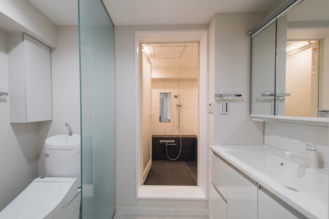 洗面台とトイレとお風呂が一体型となっています。トイレを区切るパーテーションが磨りガラスになっていてかわいいです◎