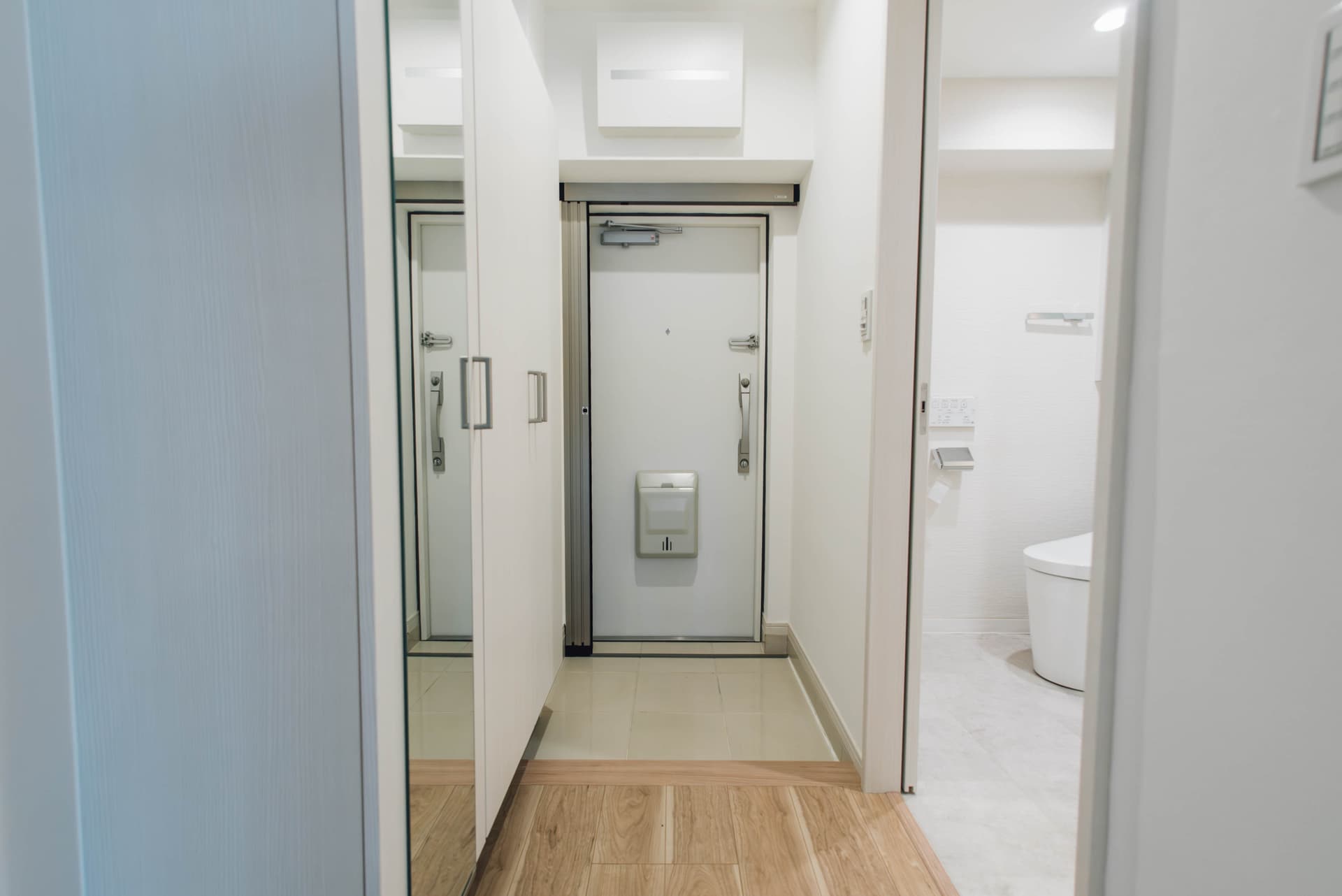 玄関です。共用部である玄関扉も比較的最近交換されているようでキレイです。