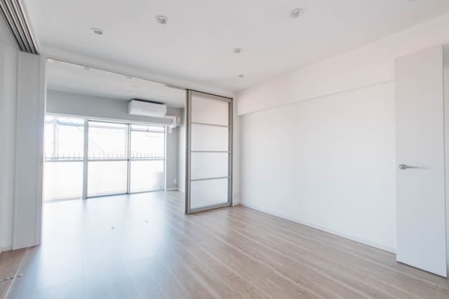 キッチン側から部屋の全体を見た写真です。