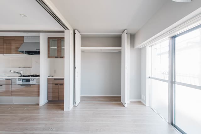 奥の洋室の収納です。WICにはなっていません。