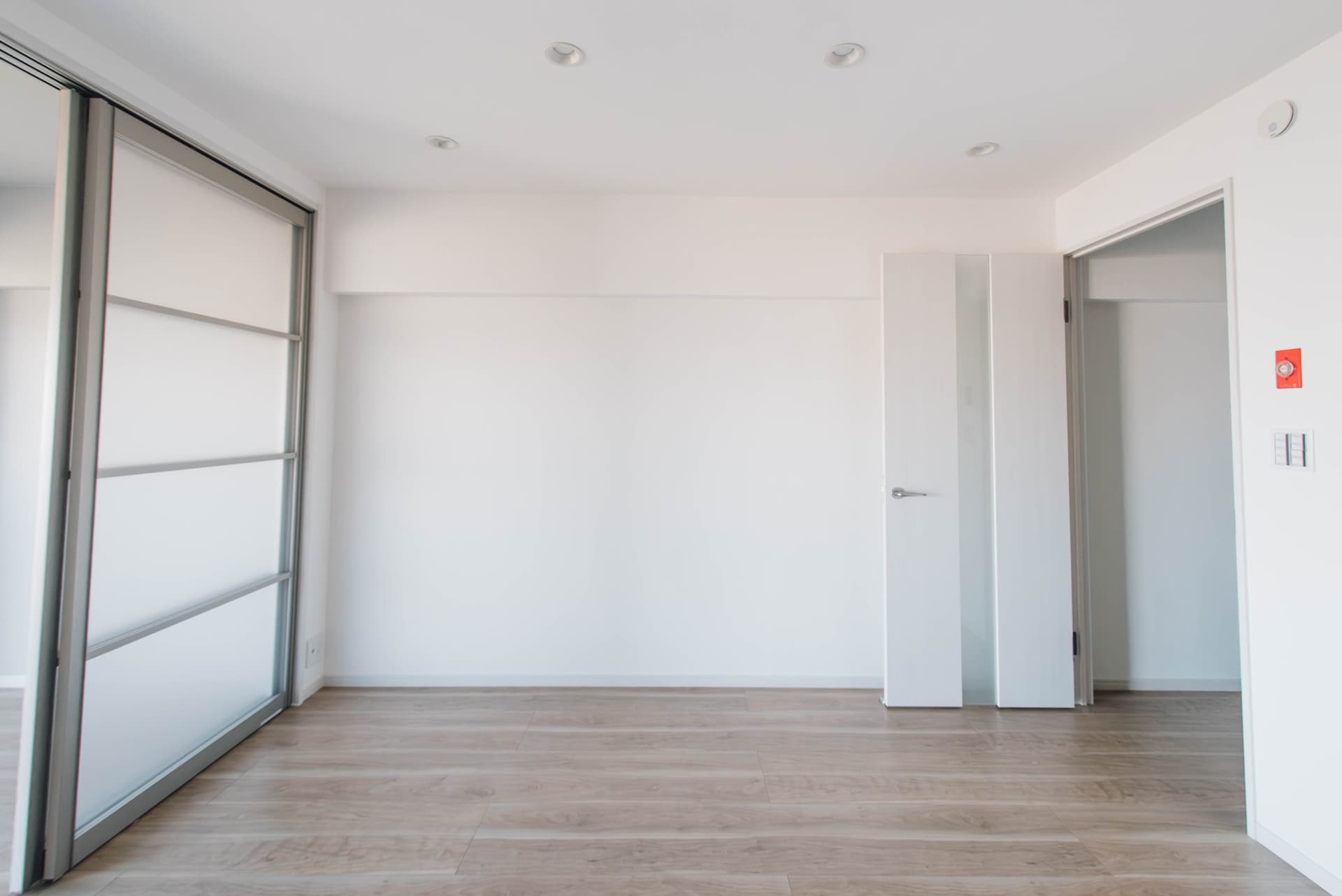 手前のリビングです。こちらにはTVとソファ、ダイニングを設置する予定です。圧迫感のないよう家具を選びます。