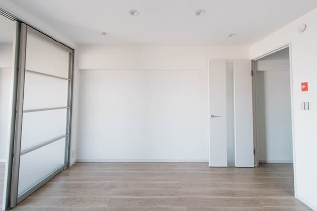 手前のリビングです。こちらにはTVとソファ、ダイニングを設置する予定です。圧迫感のないよう家具を選びます。