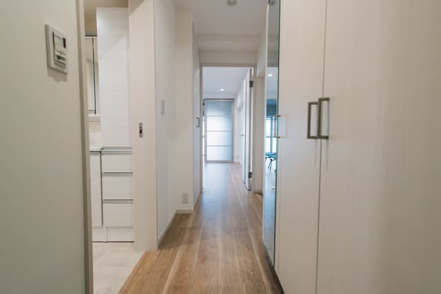 玄関から入ってすぐ。玄関には右手にシューズラックと収納と全身鏡がついています。廊下の洗面台奥側に洗濯機置場があります。扉付きで来客時などには生活感を隠せます。