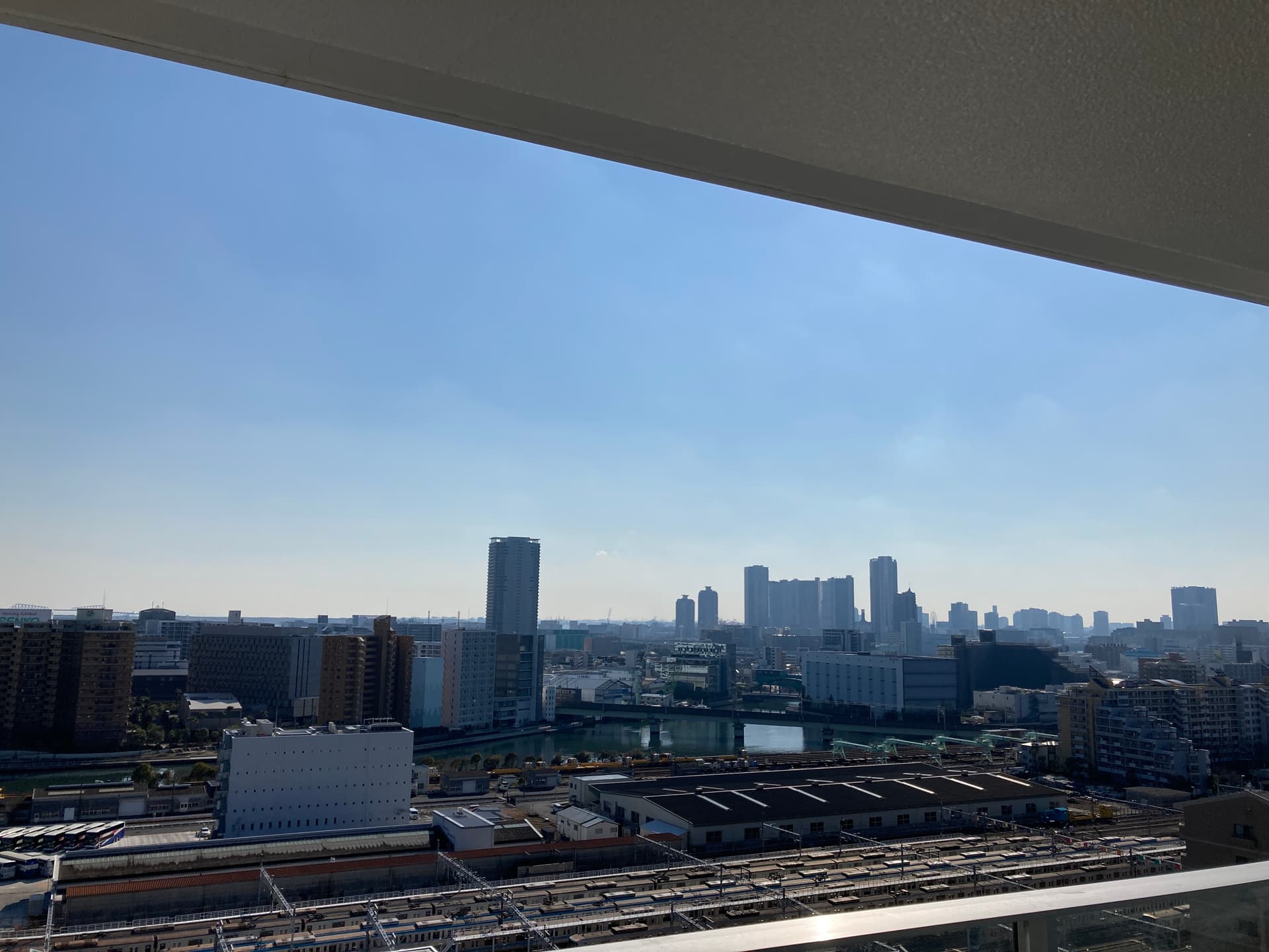 東京湾を一望。飛行機、船、電車、車の動きをいっぺんに俯瞰できます。