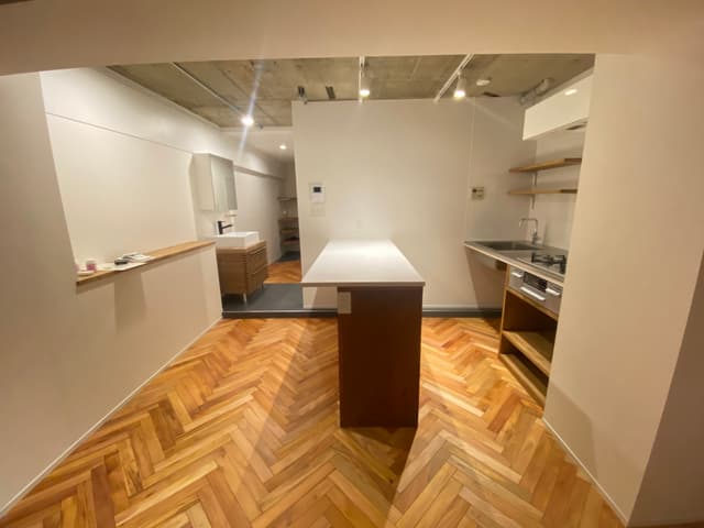 リビング側から見たキッチン。カウンターあり、調理がしやすい広めのカウンターです。椅子３脚は配置できます