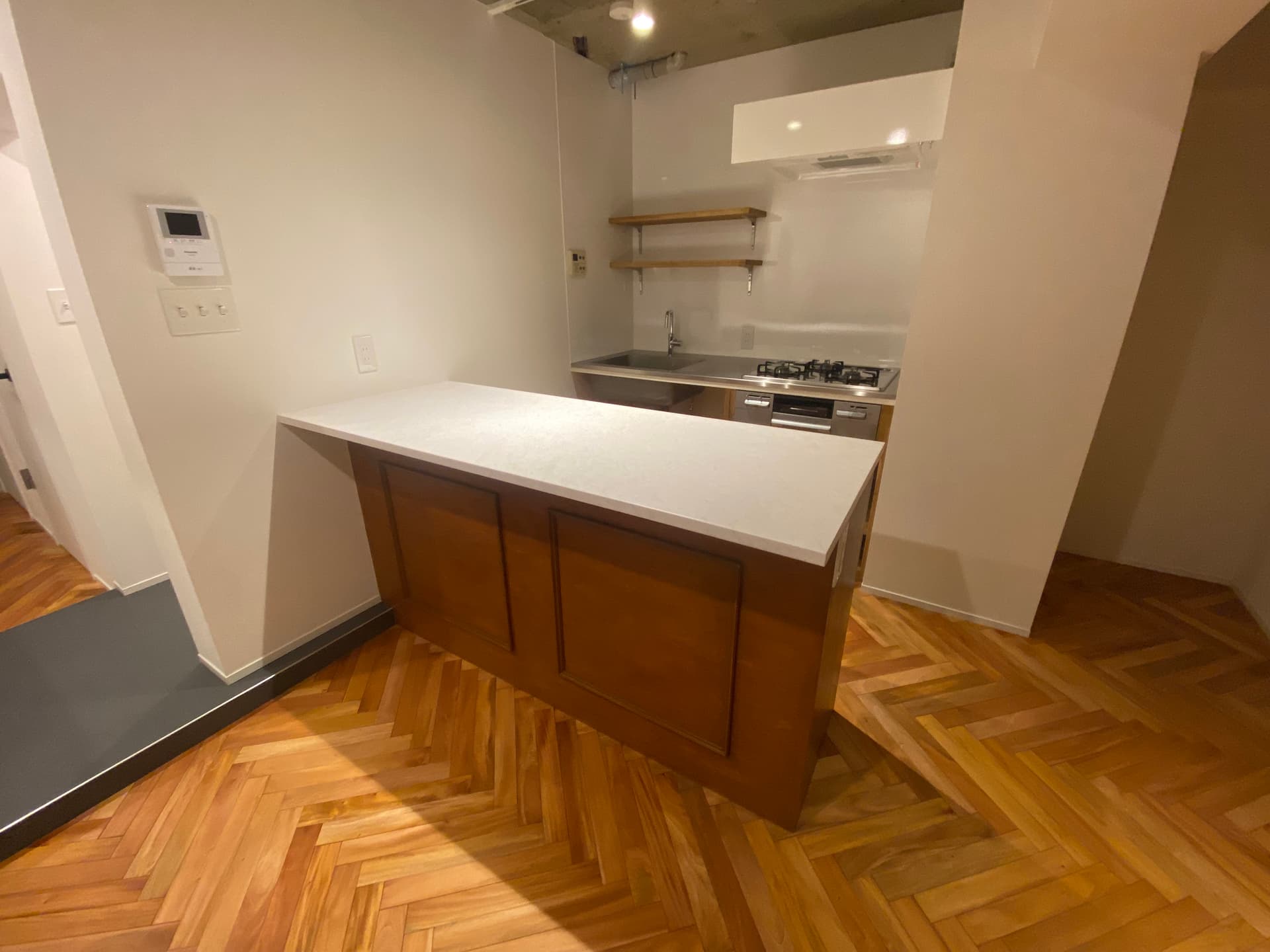 キッチンカウンター。キッチンはステンテスのスタイリッシュに仕上げてあります