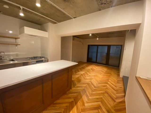 リビング。朝の日当たりがよく風通しあります。床はヘリンボーン、天井は躯体表しです