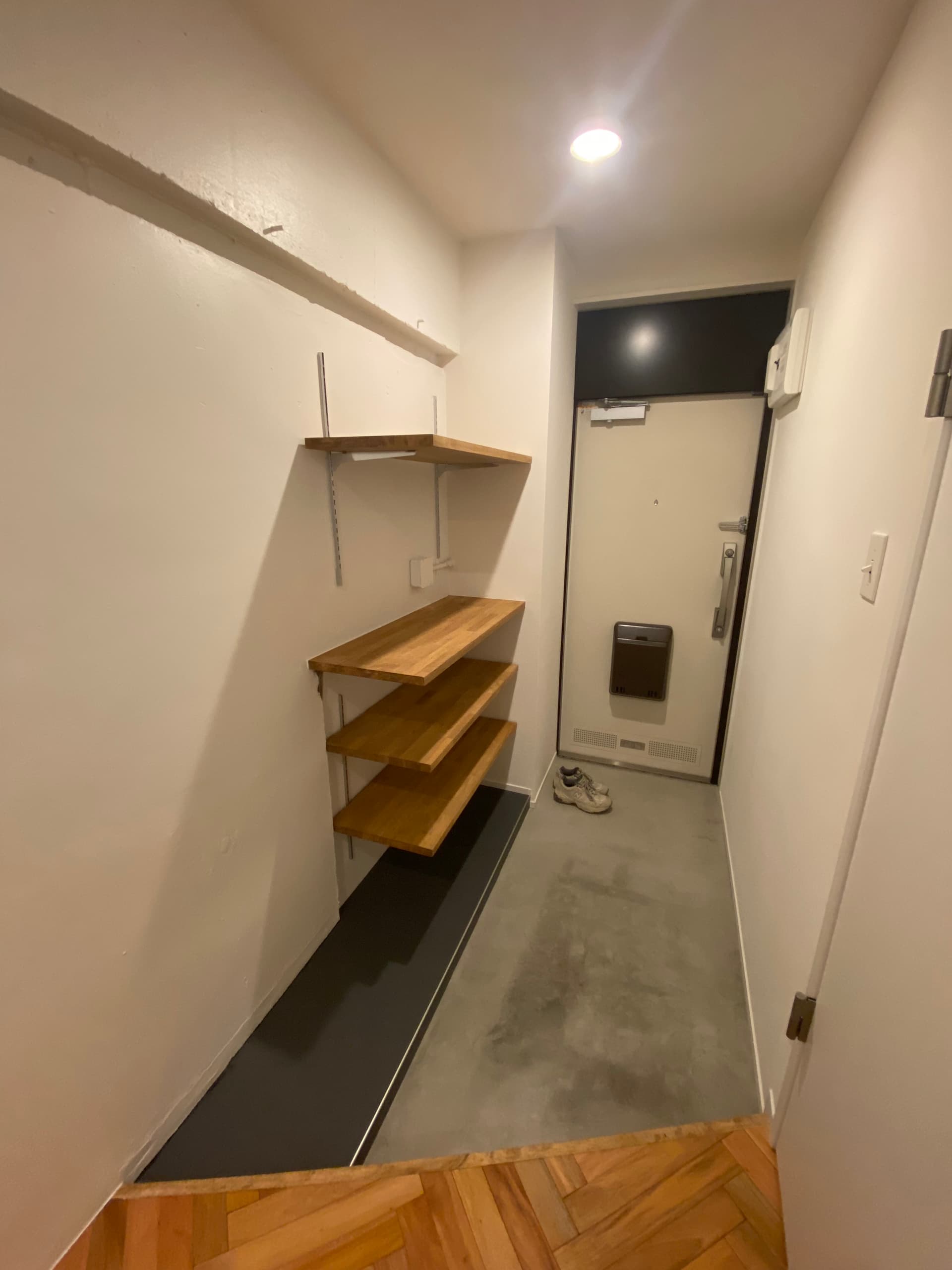 玄関　シューズ棚と広々とした土間