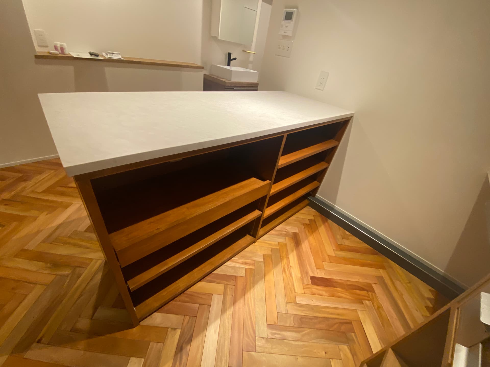 キッチン。収納棚。左側は引き出しできるので炊飯器やトースタを置けます