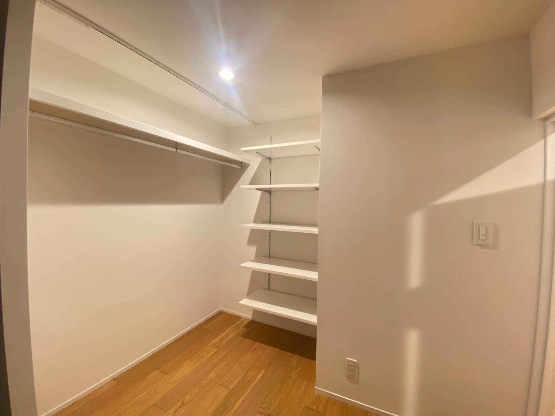 寝室　収納スペース