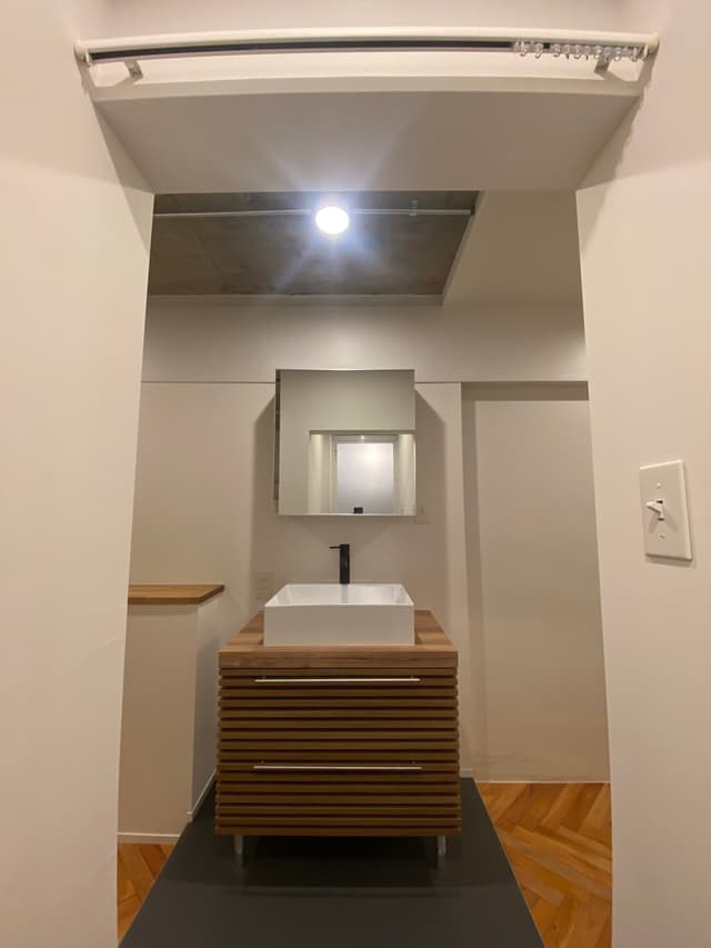 洗面スペース。鏡裏にも収納あり。ごちゃごちゃした小物をスッキリ整理収納できます。オープンスペースにあるので、お客様が来た時に、手洗い所としてしようしてもらえます