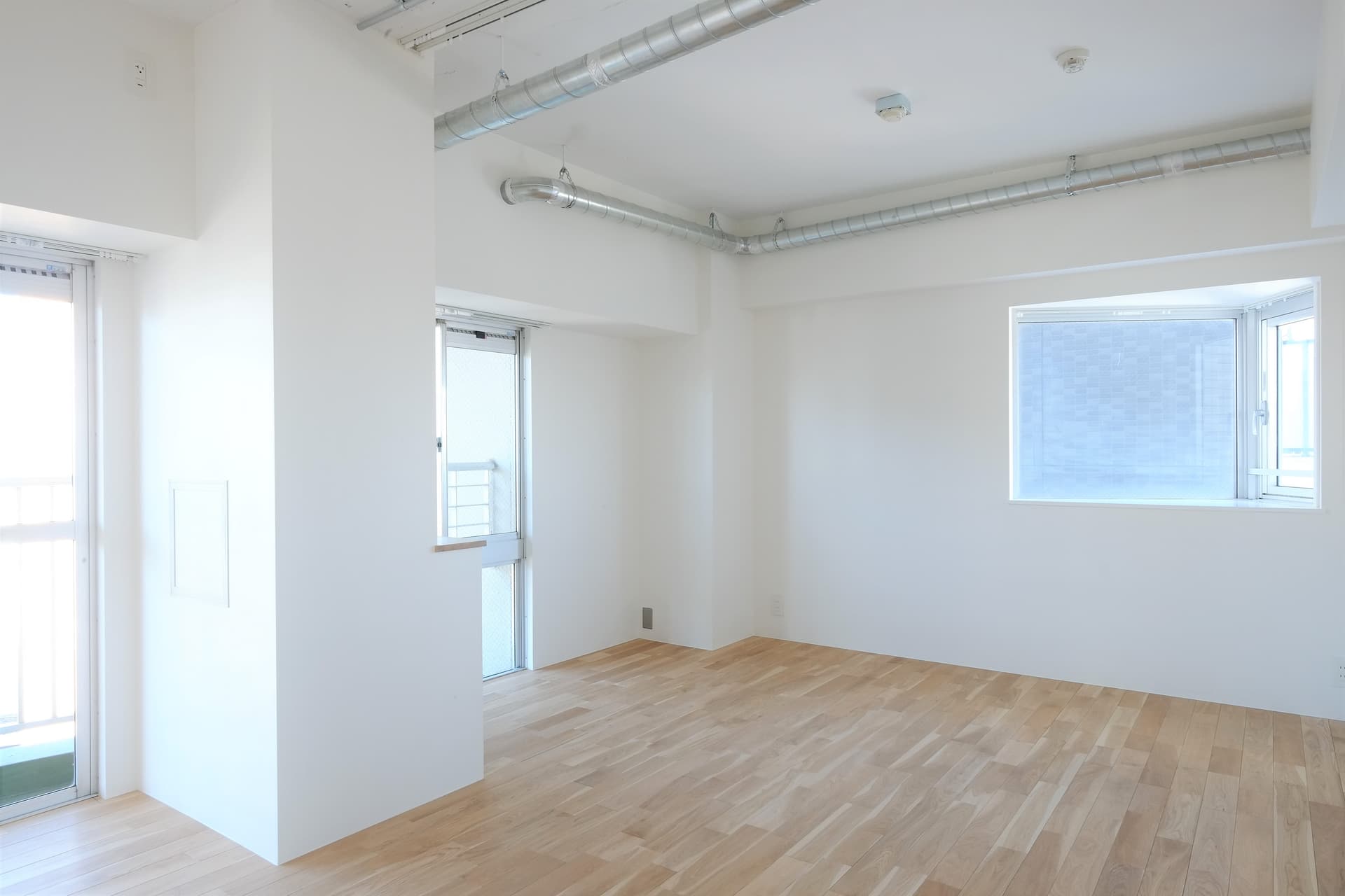 寝室に使用している部屋、今は布団を敷いて子供と4人で寝ています。