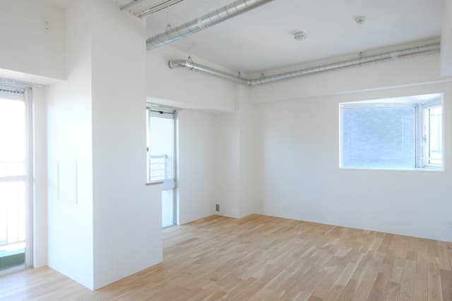 寝室に使用している部屋、今は布団を敷いて子供と4人で寝ています。