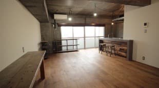 壁には古材で作られた作業カウンターが備え付けられています。棚がわりに使用したり、在宅でのPC作業をしています。引越しにあたって嬉しかったのは、雰囲気に合うテーブルを新たに探して購入する必要がなく、備え付けのカウンターで事足りるのも助かるポイントでした。
