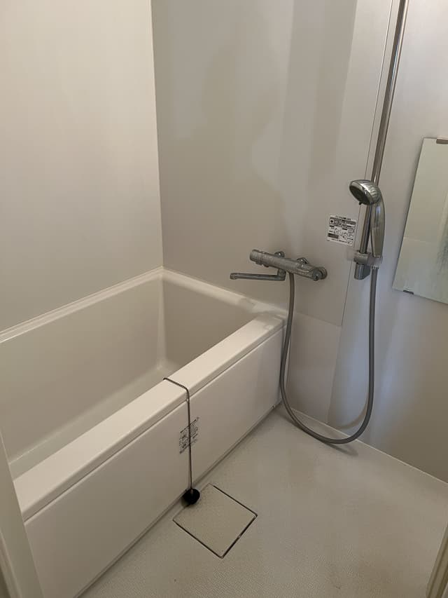足を伸ばせるのでとてもリラックスできる、広々ゆったり湯船です。ReFaのファインバブルシャワーヘッドにしてあるので、水圧や肌あたりが気持ち良いです。